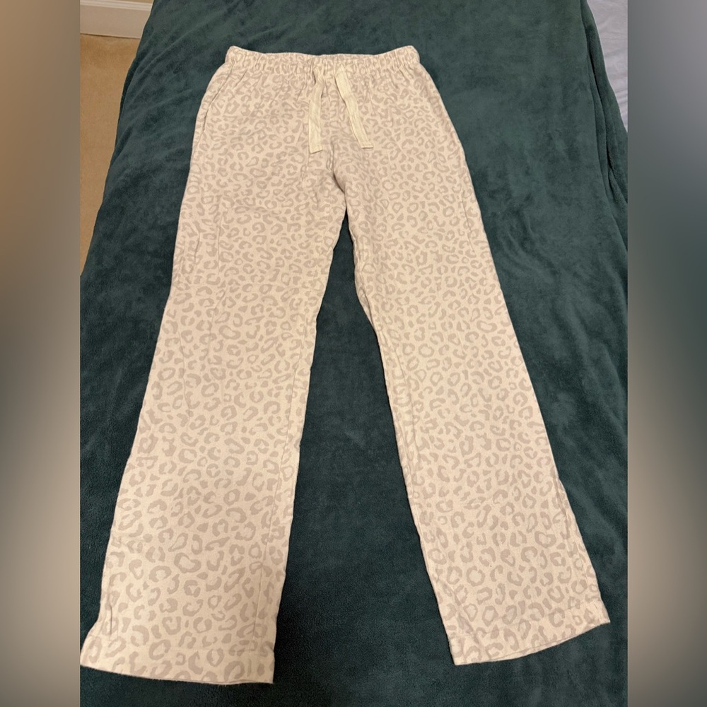Old Navy Light Tan leopard Lounge Pants xs gently used
